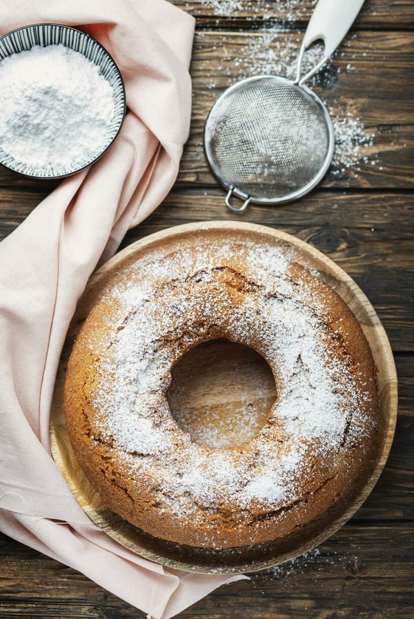 Qual è il segreto per una ciambella allo yogurt e limone alta e soffice?