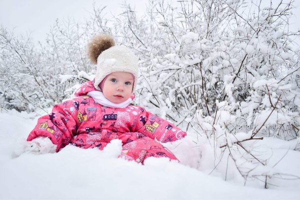 Come abbinare una giacca militare con pezzi femminili per un look bilanciato?