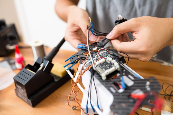 Come possono i droni equipaggiati con sensori ambientali contribuire al monitoraggio dell'inquinamento?