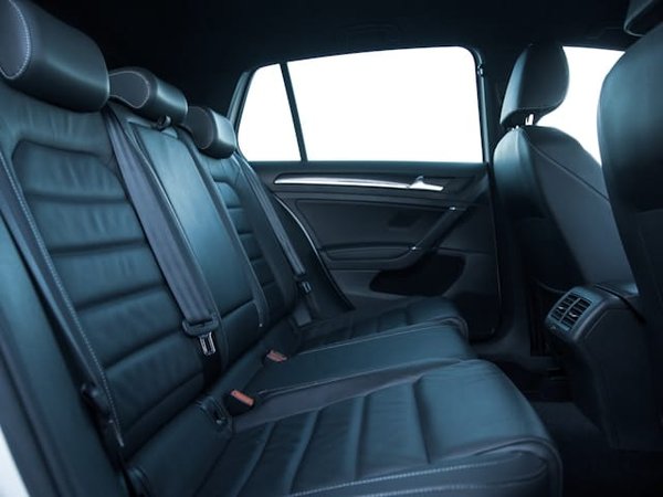 Come si può prevenire il deterioramento dei sedili di un'auto esposta al sole?